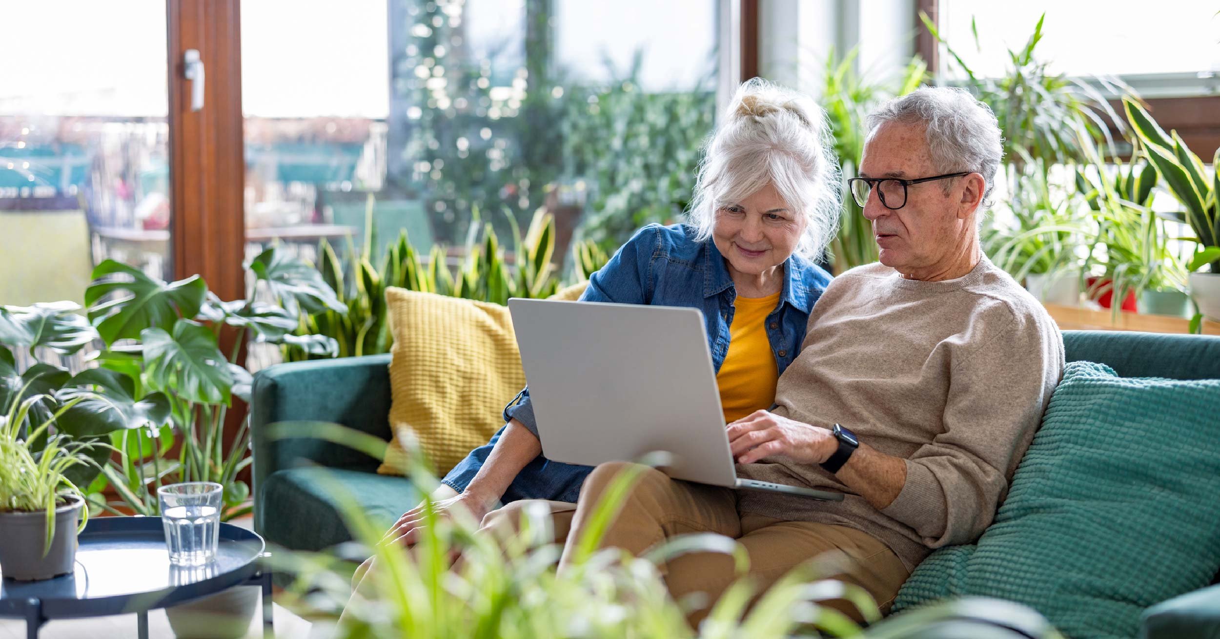 senior-couple-on-laptop